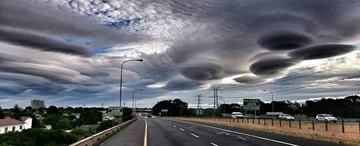 Spettacoli nubi lenticolari che si sono formate la scorsa domanica 08 novembre nei cieli di Città del Capo