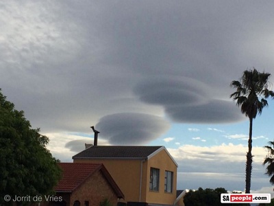 Spettacolo inusuale in Sud Africa, dove nei cieli della capitale Città del Capo si sono formate stupende nubi lenticolari