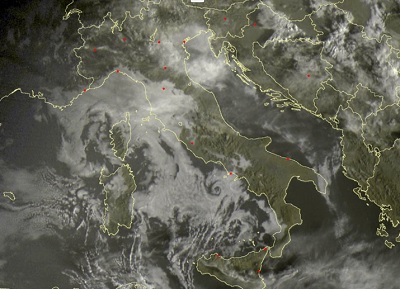 Foschie, Nebbie e nubi basse sull'Italia in graduale dissolvimento nel corso della giornata - sat24.com 
