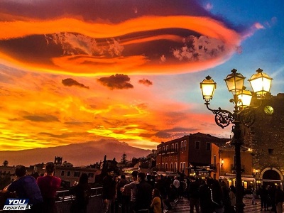 Nubi lenticolari in Sicilia spettacolo al tramonto a Letojanni (ME)
