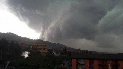 Supercella in Sicilia incredibili immagini del forte temporale nella zona orientale