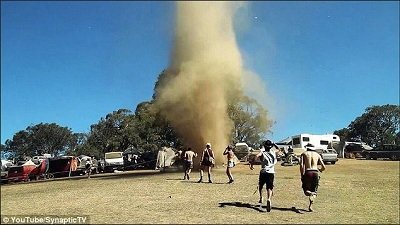 Dust Devil in Australia video spettacolare dall'Earthcore festival vicino a Melbourne