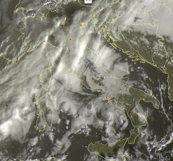 Meteo Italia, nuvolosità diffusa, nebbie, sole sulle Alpi