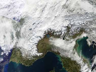 copertura nevosa in pianura padana nel primo pomeriggio di domenica 9 dicembre vista dal satellite Modis: si nota il Piemonte a secco mentre tutta la pianura ad est del Ticino risulta imbiancata. FONTE: www.lance-modis.eosdis.nasa.com.