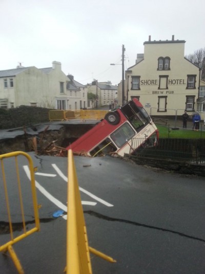 Situazione critica a Laxey, Isola di Man, UK, dove un fiume esondato a portato al collasso di un ponte in seguito al passaggio della tempesta Desmond