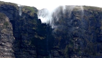 Tempesta Desmond in Irlanda cascata scorre verso l'alto per la forza dei venti - video