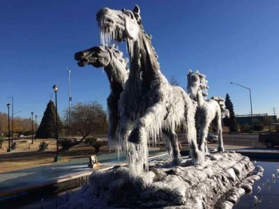 Ondata di freddo in Messico: a Juárez monumenti ghiacciati