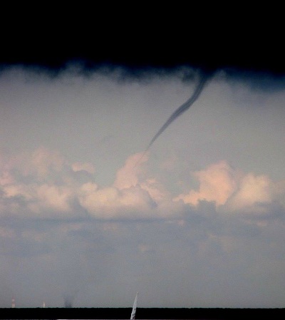 Tromba marina in Toscana un vortice è stato fotografato davanti a Livorno