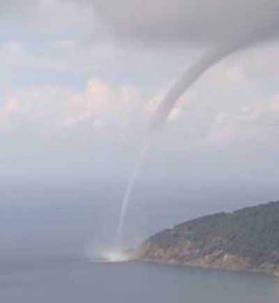 Tromba marina in Campania un vortice si abbatte sulle coste di Castellabate (SA) - video