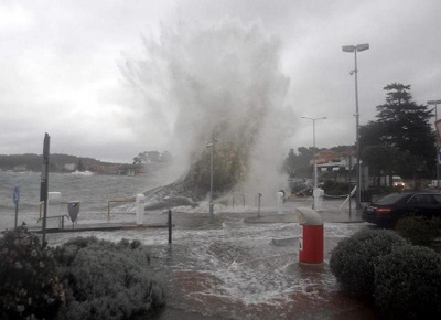 Mareggiate in Croazia onde altissime di sono abbattute sulle coste - video