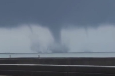 Tornado triplo negli Stati Uniti video dell'enorme tromba marina filmata vicino New Orleans