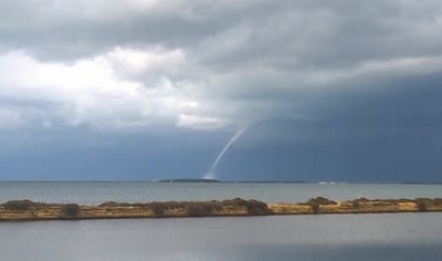 Tromba marina in Sicilia uno spettacolare vortice è stato filmato vicino a Marsala - video