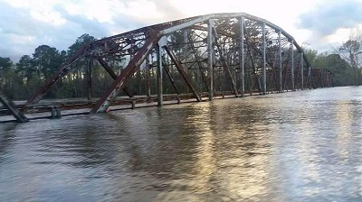 Alluvioni negli Stati Uniti in Texas paese completamente isolato dopo il maltempo