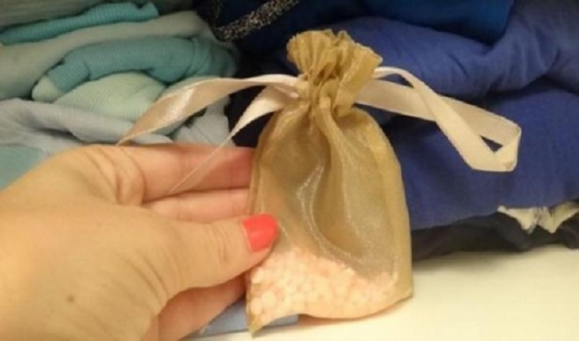 Togliere il cattivo odore dai vestiti (anche) senza lavarli: ecco ... Come togliere la puzza di fumo dai vestiti