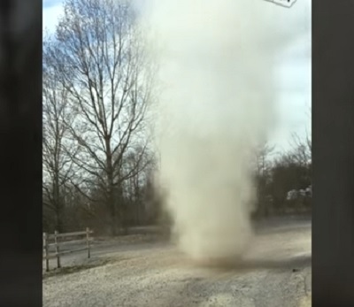 Dust Devil nel Regno Unito incredibile video fin dentro il vortice di sabbia