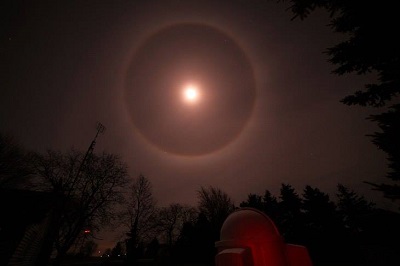 Halo lunare in Canada spettacolo nei cieli dell'Ontario