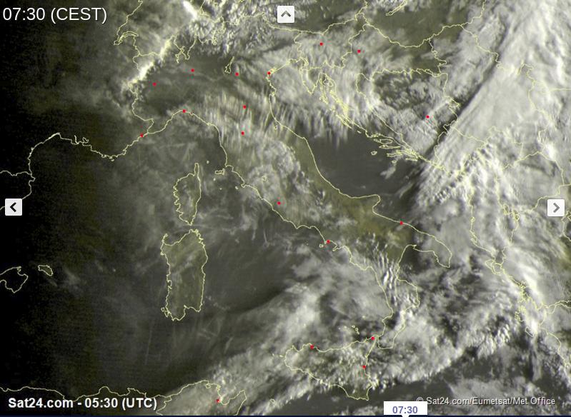 Tempo in atto: nuvolosità in transito sull'Italia con locali piogge dalla sera al Nord - sat24.com