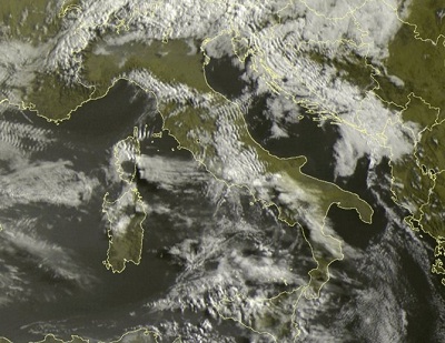 Tempo in atto: spiccata variabilità sull' Italia con sole, nubi in transito e qualche piovasco - sat24.com