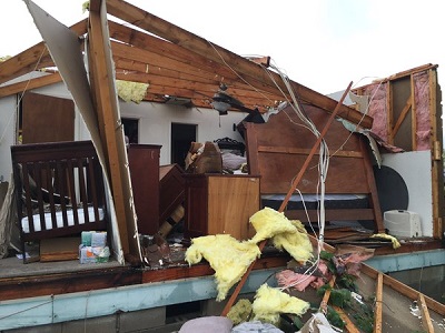 Case distrutte dal passaggio dei tornado negli Stati Uniti, con molti danni provocati anche dalla grandine come dai forti venti che hanno accomagnato le tempeste