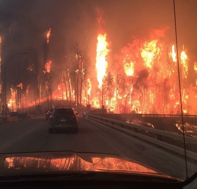 Incendio fuori controllo in Canada emergenza in Alberta per le fiamme alimentate dal gran caldo