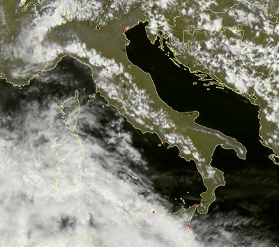 METEO / Tempo in atto: piove sulle Isole Maggiori, locali rovesci sui settori interni