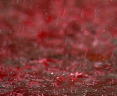 Piogge rosse dove e perché le gocce si colorano dando vita a questo strano fenomeno