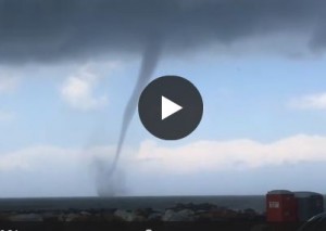 Enorme tromba marina su Pisa: l'incredibile video