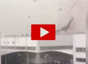 tromba d'aria in Cina. Uno spaventoso video dal cuore della tempesta