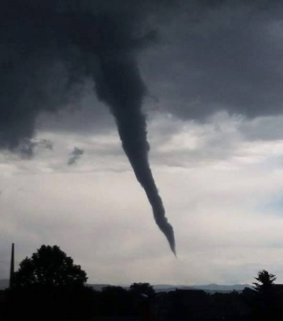 Tromba d'aria in Serbia un piccolo tornado si è formato nei pressi di Jagodina - Andreja Marković