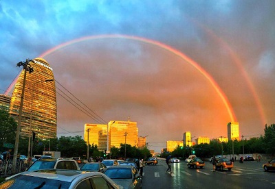 Arcobaleno doppio in Cina tocco di colore nei cieli di Pechino insolitamente azzurri