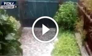 Grandine in Lombardia - Frame del video che mostra la grandinata sulla provincia di Bergamo - fonte: Youreporter.it