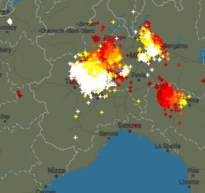Immagine delle scariche elettriche registrate poco fa sul Nord Italia - fonte: Blitzortung
