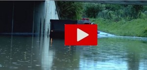 Maltempo in Umbria: camion completamente intrappolato dall'acqua