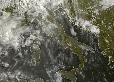 Tempo in atto: nubi in transito al nord con fenomeni diffusi, più stabile e soleggiato al sud - sat24.com