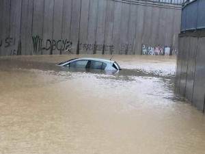 Maltempo Umbria oggi 12 giugno 2016 - Foto dell'auto intrappolata nel sottopassaggio nei pressi di Ponte San Giovanni - fonte: ''Il corriere dell'Umbria'' 