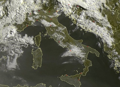 Tempo in atto: corpi nuvolosi in transito al Nord con locali fenomeni, sole prevalente altrove - sat24.com