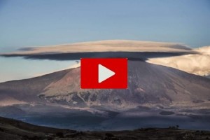 Nubi lenticolari intorno all’Etna: lo spettacolo in timelapse