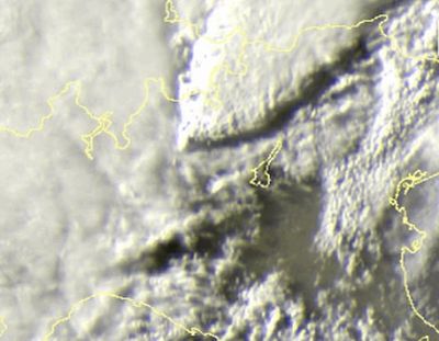 Immagine vista dal satellite dell'esteso fronte temporalesco che ha colpito questo pomeriggio i settori alpini e prealpini della Lombardia - fonte: Sat24.com