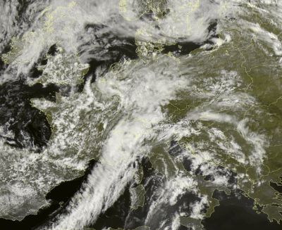 Maltempo al Nord, immagine dal satellite che mostra chiaramente l'esteso sistema frontale in ingresso dalle regioni nord-occidentali. Fonte: sat24.com