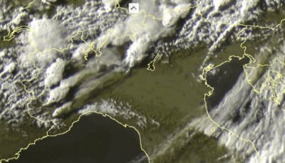 Immagine satellitare che mostra i temporali in atto lungo i rilievi del Nord Italia