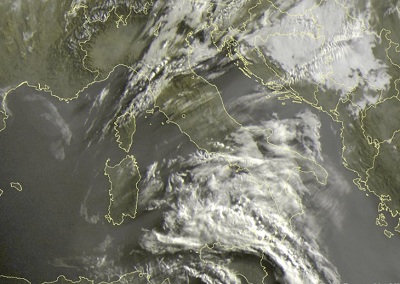 Tempo in atto: nuvole in transito sull'Italia meridionale con fenomeni associati - sat24.com