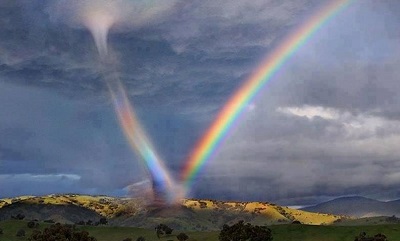 Arcobaleno si rispecchia nel tornado incredibile immagine dal Wyoming