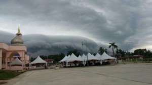 Shelf cloud: lo splendido fenomeno meteorologico nei cieli della Malesia