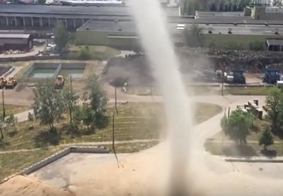 Dust Devil in Bielorussia vortice di sabbia compare in un cantiere di Minsk