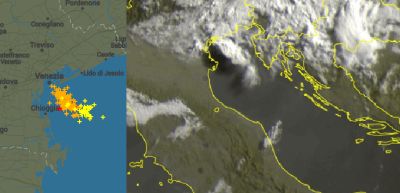 Immagine dal satellite e le fulminazioni relative al temporale che meno di un'ora fa ha interessato Venezia e Lido - fonti Sat24.com/Blitzortung