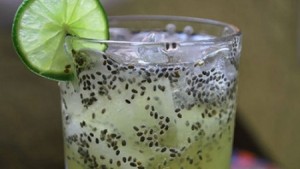 acqua di cetriolo con limone e chia per dimagrired acqua di cetriolo con limone e chia per dimagrired
