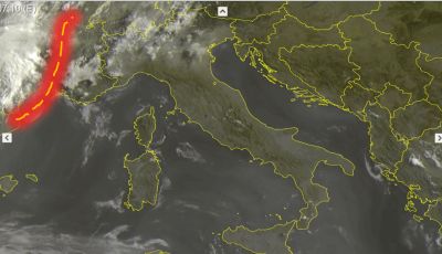 Immagine satellitare che mostra la linea instabile in avanzamento dalla Francia verso le Alpi occidentali - bel tempo altrove - Sat24.com