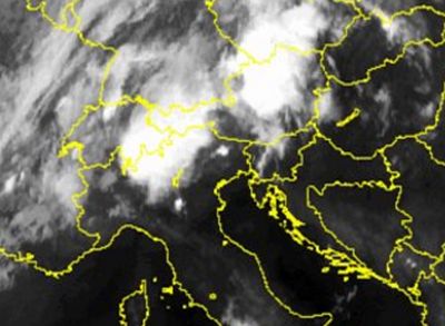Immagine satellitare che evidenzia la diffusa attività temporalesca in atto lungo le aree alpine e prealpine - Sat24.com