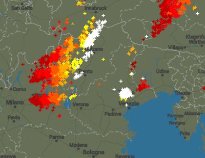 Le scariche elettriche registrate nell'ultima ora oggi 12 luglio 2016 - Blitzortung.org