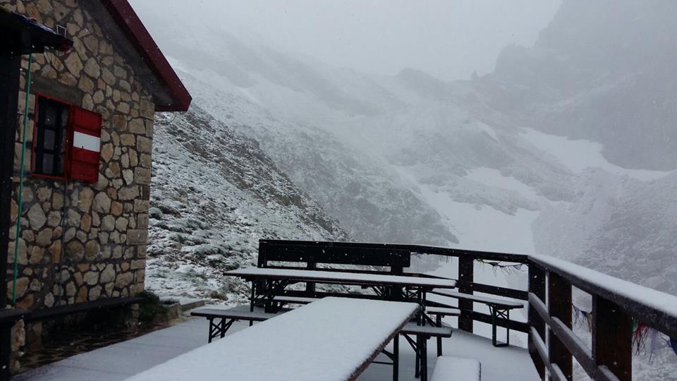 Neve Appenino: aria fredda sull'Italia e fiocchi di metà luglio ancora una volta sul Gran Sasso - pagina facebook: Rifugio Franchetti 2433 m - Gran Sasso d'Italia Neve Appenino: aria fredda sull'Italia e fiocchi di metà luglio ancora una volta sul Gran Sasso - pagina facebook: Rifugio Franchetti 2433 m - Gran Sasso d'Italia